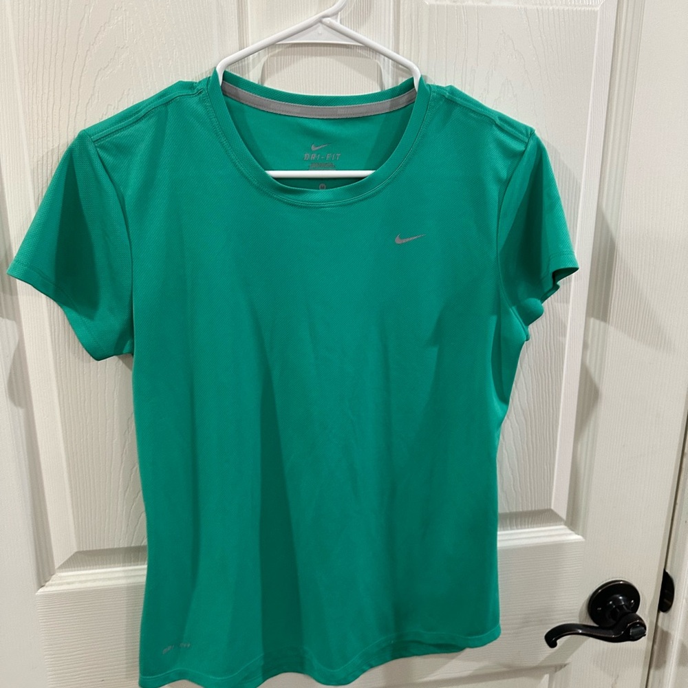 Nike dri-fit short sleeve shirt size medium